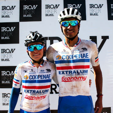 Ángela Parra y Luis Mejía, campeones en el Iron Biker en Brasil