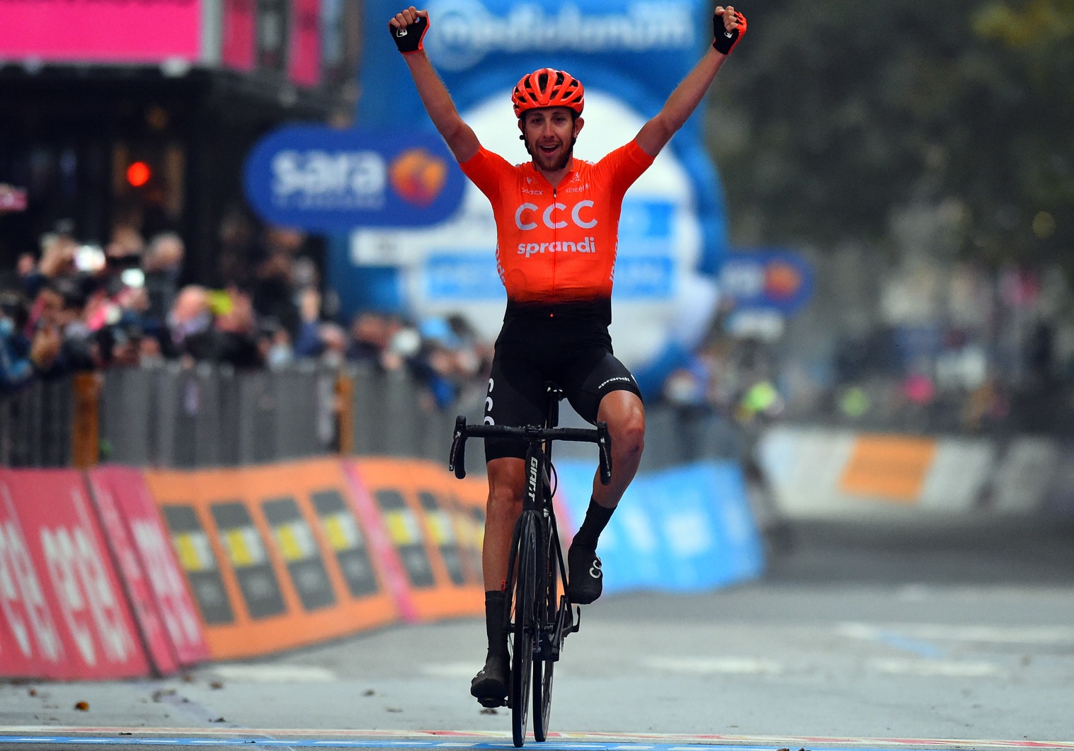 Josef Cerny triunfa en solitario en una polémica jornada del Giro de ...