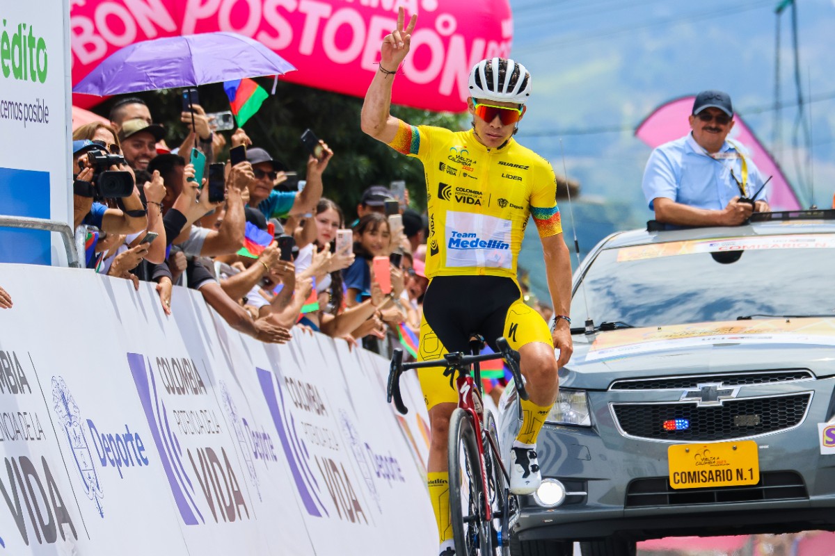 Miguel Ángel López redondea su faena espectacular en la Vuelta a