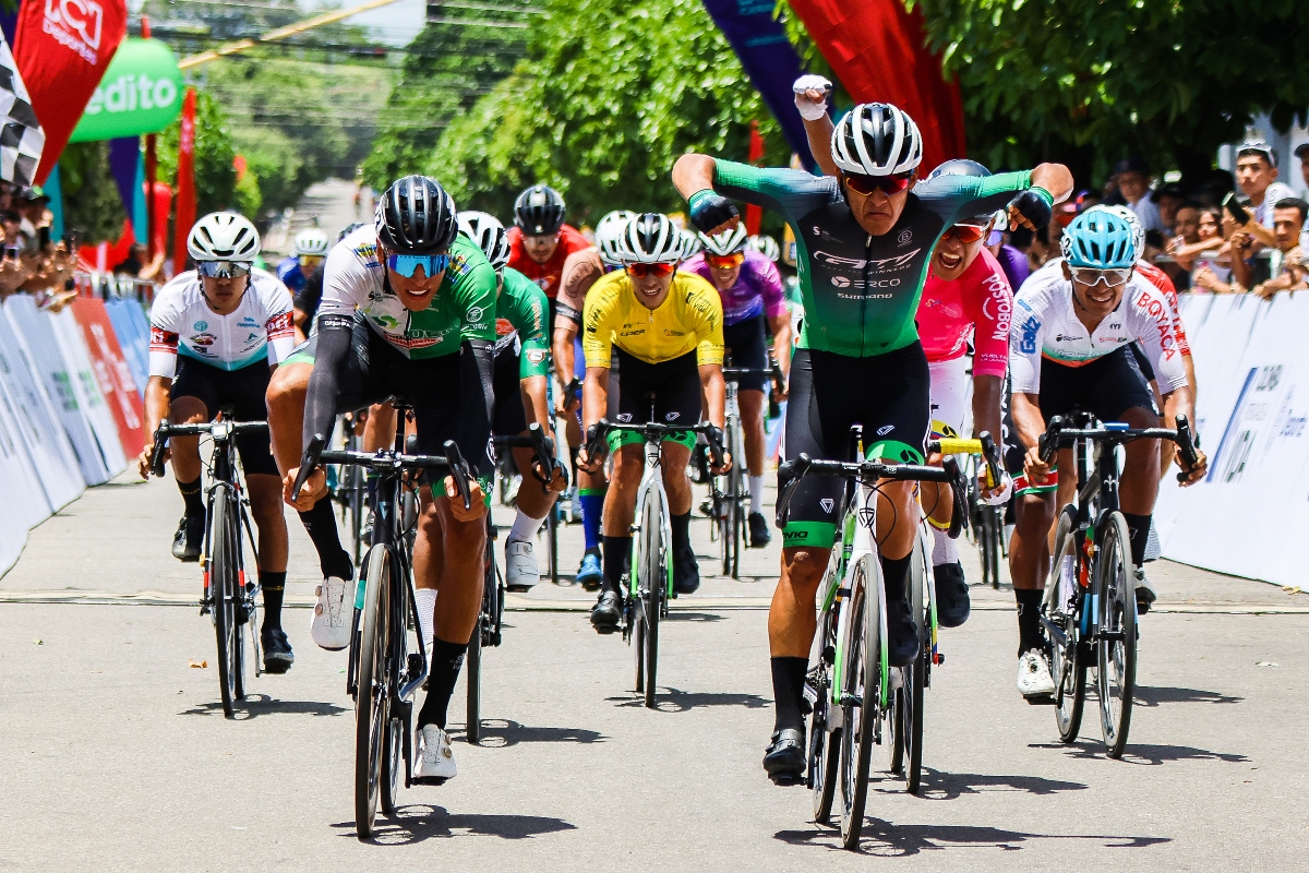 Cristian Vélez triunfa al sprint en Aguazul y Jefferson Ruiz sigue